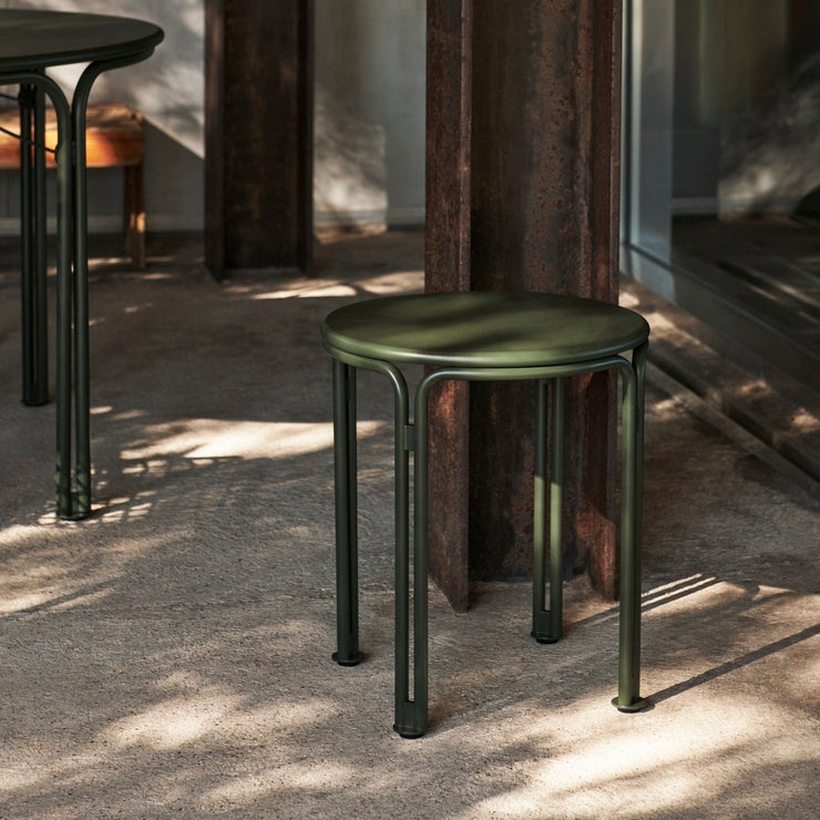 Krakken SC102 passer til spisebordet og kafébordene i utemøbelkolleksjonen Thorvald fra &tradition – men kan også fint brukes som et lite sidebord!  Her i fargen Bronze Green.