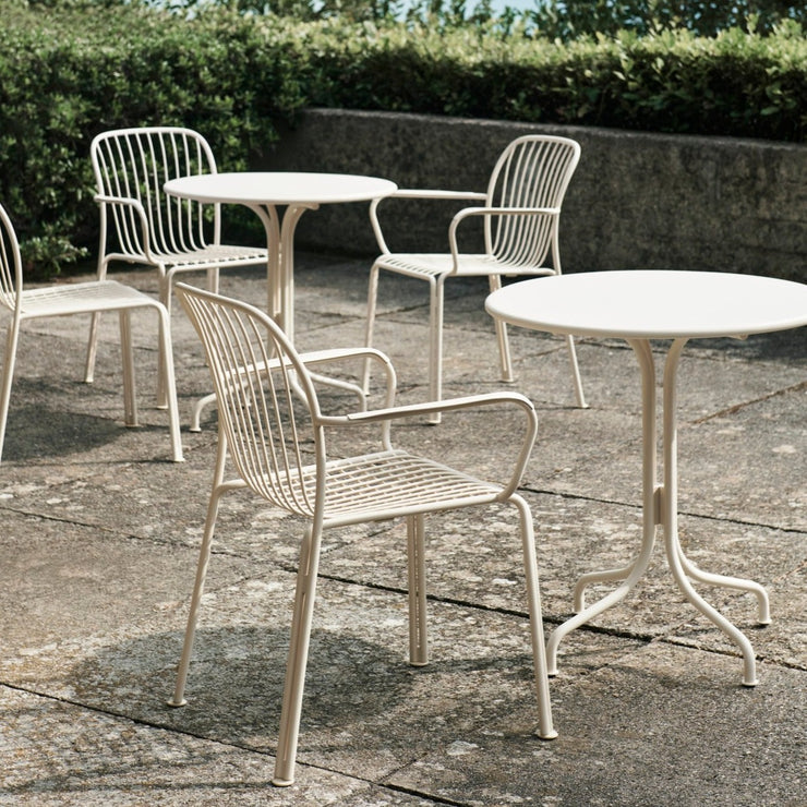 Det finnes spisestoler med og uten armlener i Thorvald-serien fra &tradition, i samme farger som spisebordene.