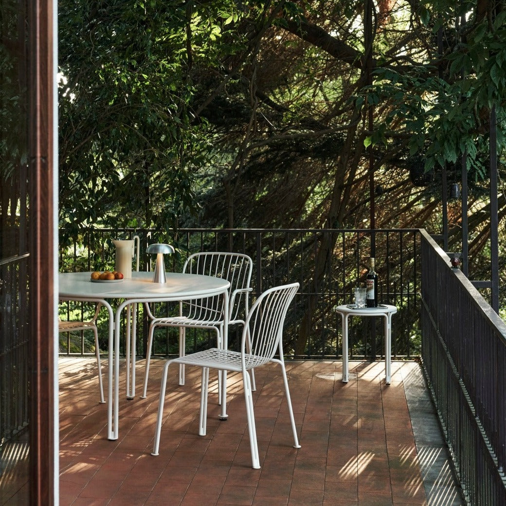Bruk krakken Thorvald SC102 fra &tradition som et lite sidebord ved behov. 