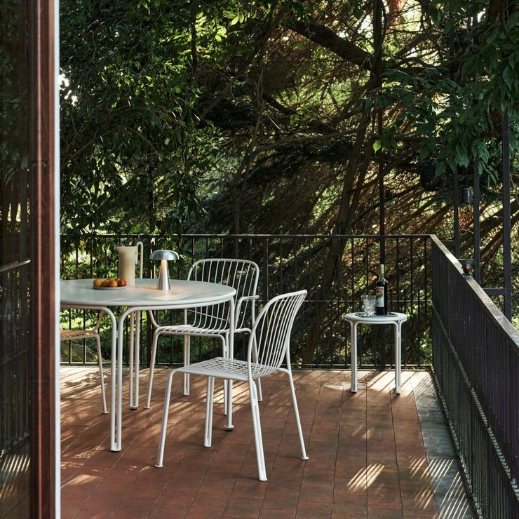 Bruk krakken Thorvald SC102 fra &tradition som et lite sidebord ved behov. 