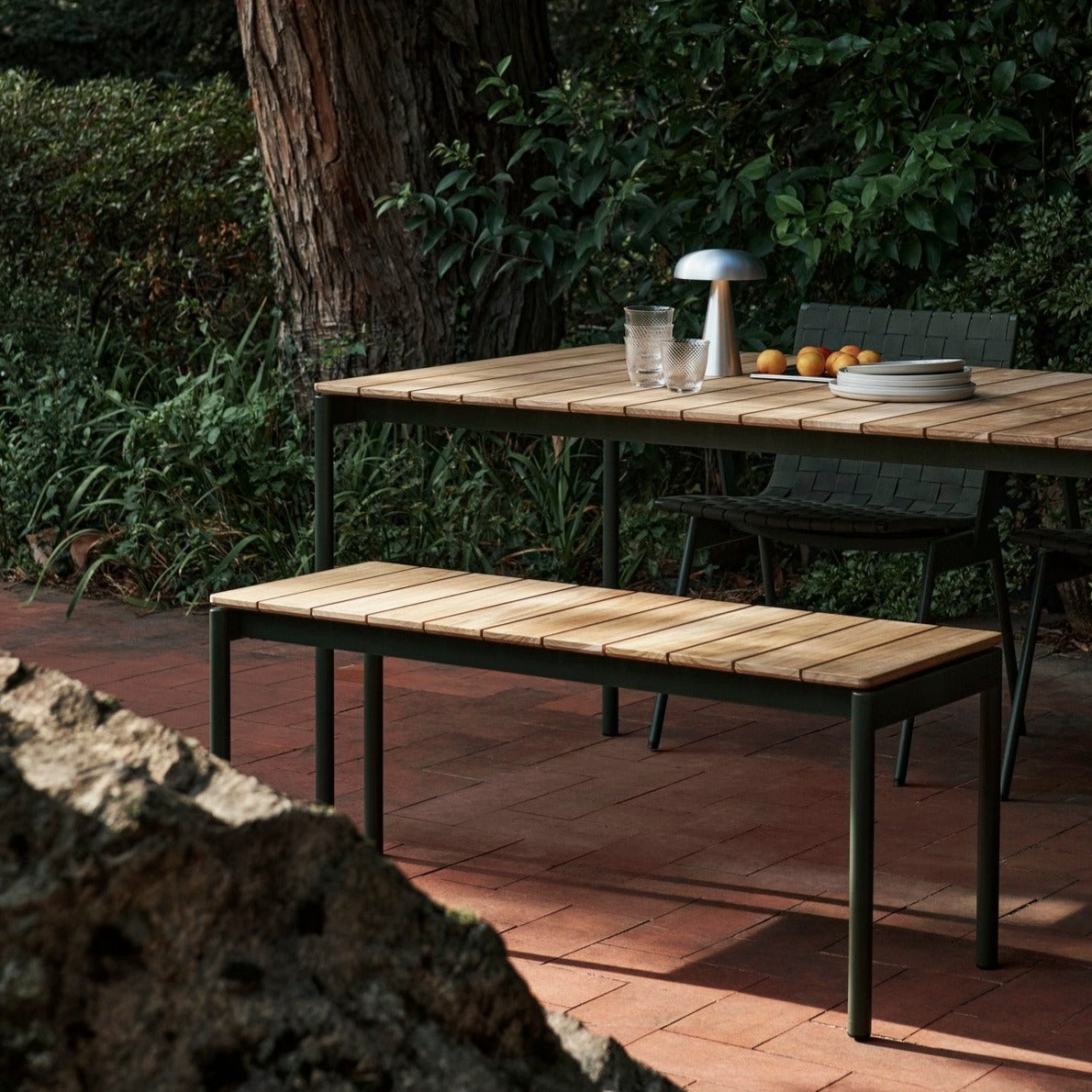Utemøblene Ville fra &tradition er i tillegg fullt designet for demontering, reparasjon og renovering, som bidrar til å forlenge levetiden ytterligere. Spisebordet og benken kommer i to ulike størrelser og to farger. Benken Ville AV27 måler 40x110 cm. Bruk den alene eller sammen med spisebordet i samme serie! 