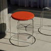 Krakken Wire Stool VP11 fra &tradition med oransje sittepute  trukket i tekstilet Hallingdal 600.