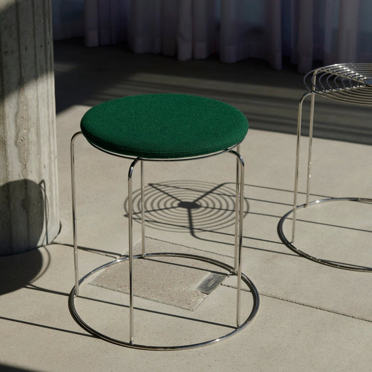 Krakken Wire Stool VP11 fra &tradition med grønn sittepute trukket i tekstilet Hallingdal 944.