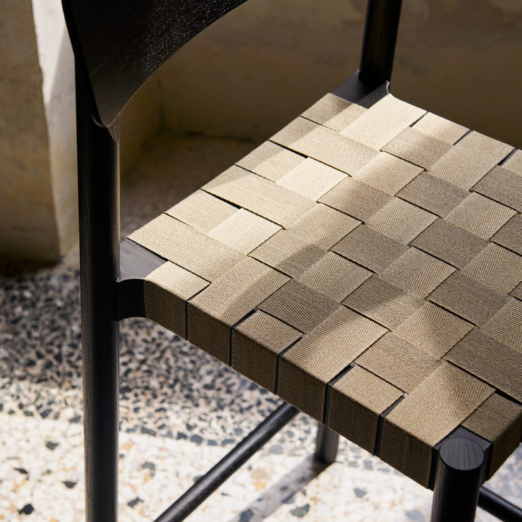 Barstol Betty TK12 fra &Tradition i svartlakkert ask med flettet sete i lys lin