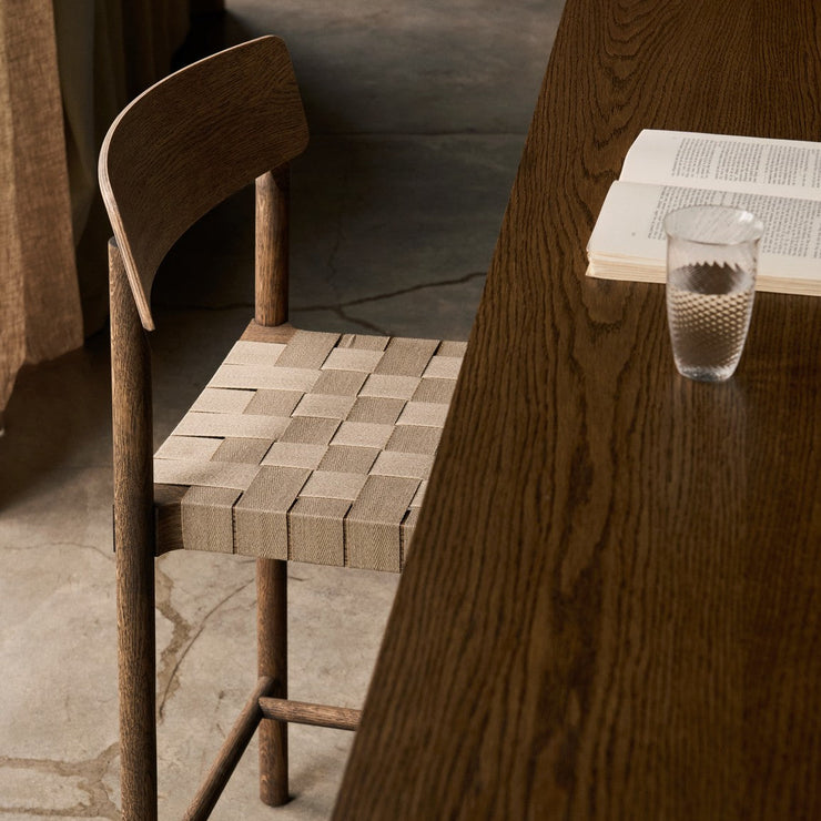 Barstol Betty TK12 fra &Tradition i røkt eik med flettet sete i lys lin