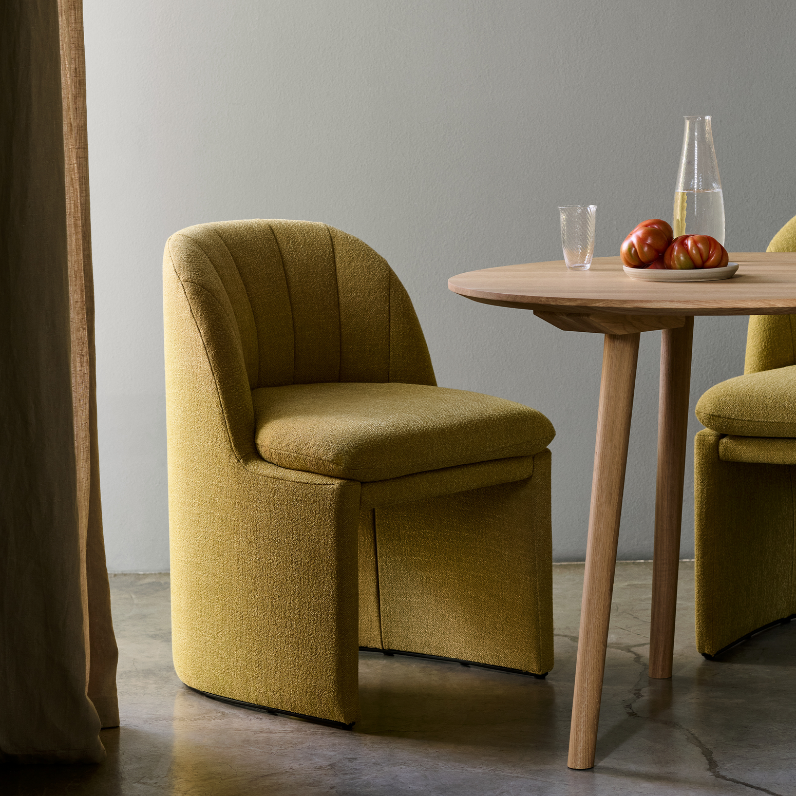 Spisestol Loafer SC106 Side Chair i fargen sennepsgul (Ecriture 0470) fra &tradition.