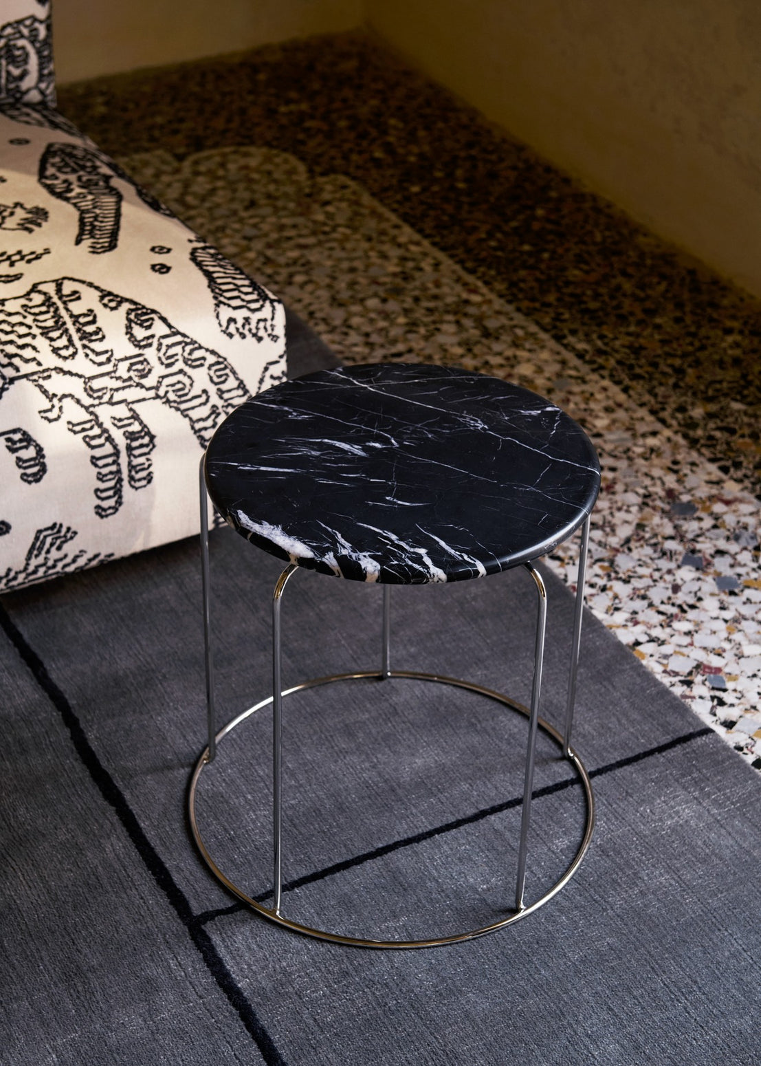 Sidebord Wire Stool VP11 fra &tradition med svart marmorplate