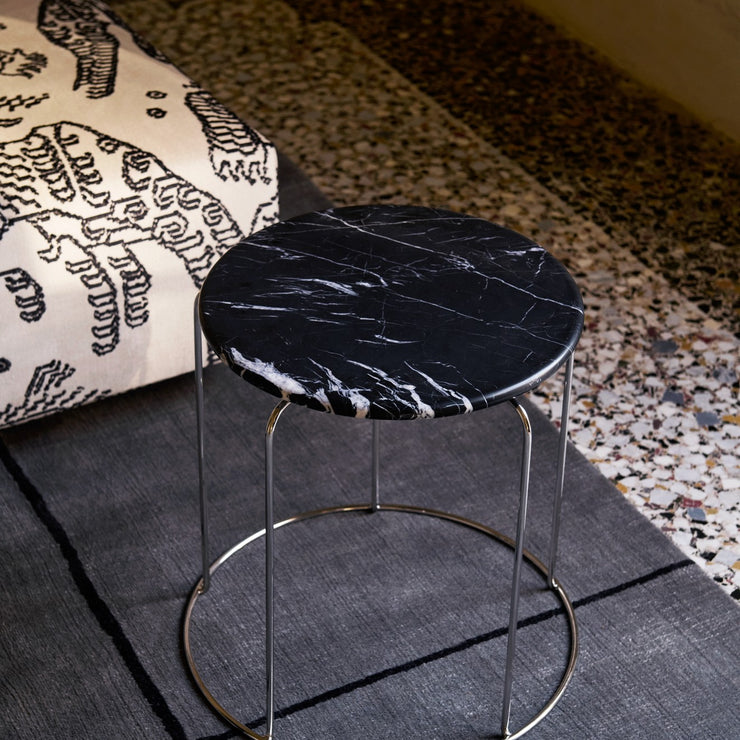 Sidebord Wire Stool VP11 fra &tradition med svart marmorplate
