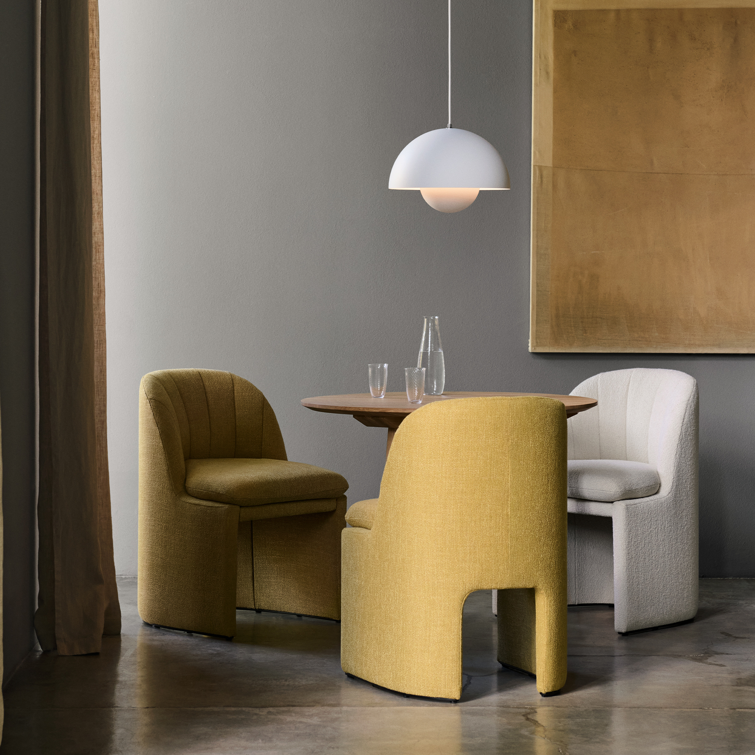 Spisestol Loafer SC106 Side Chair i fargen sennepsgul (Ecriture 0470) og hvit (Barnum 24) fra &tradition.