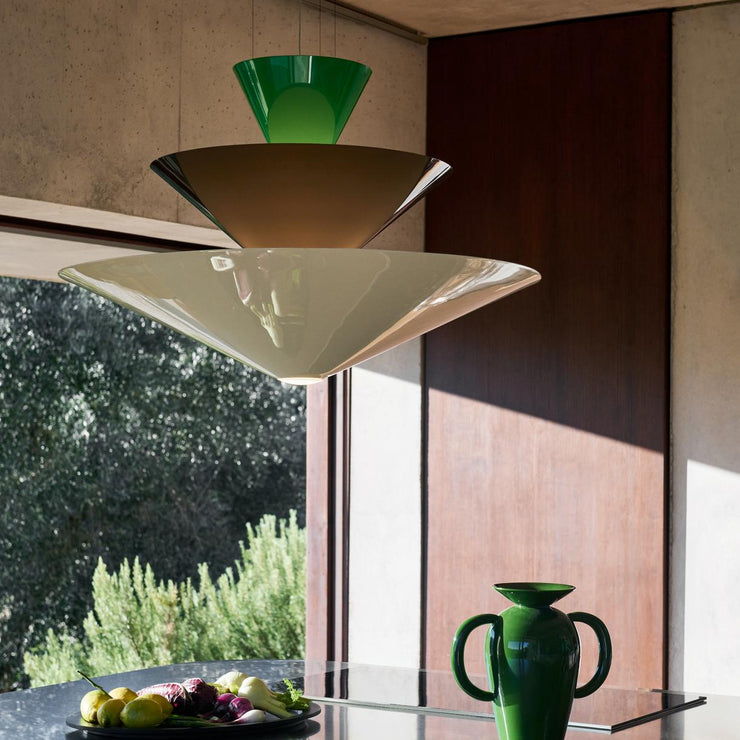 Taklampene Gio LN14 og LN15 fra &tradition er designet av italienske Luca Nichetto og er en hyllest til arkitekten Gio Ponti sin ikoniske Murano-lysekroner i farget glass. Lampene Gio LN14 og LN15 er noe mer geometriske i tolkningen, men har også en veldig vakker silhuett – og ikke minst – et fint fargespill. Taklampe Gio LN15 fra &tradition i fargen Signal Green, Deep Blue & Ecru White ((grønn, blå og kremfarget). Når lampen er tent oppleves blåfargen nesten mer brun enn blå. Overraskende og fint!