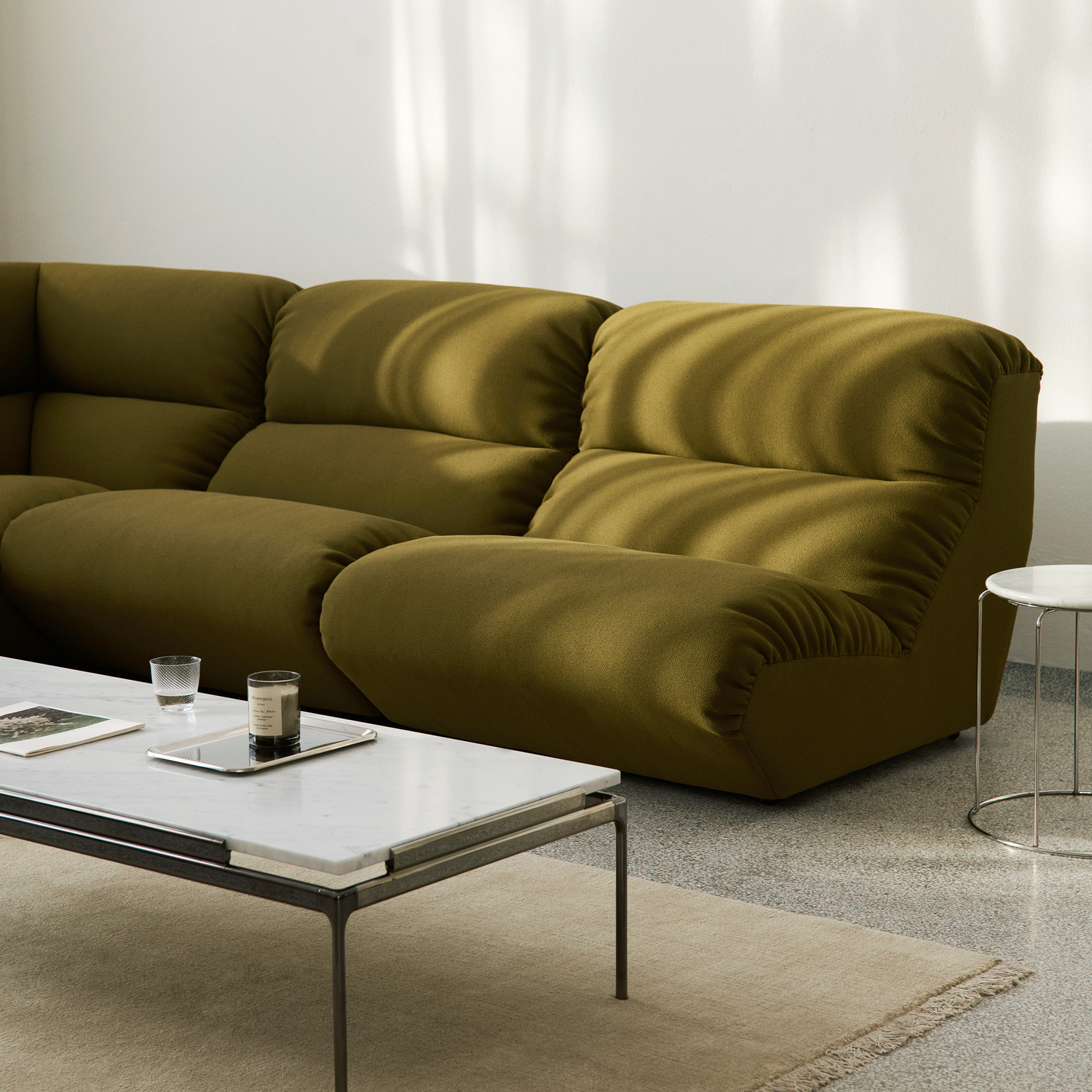 Modulsofa Hi Lo AV54-AV55 i fargen khakigrønn (Mylla 0971) fra &tradition.