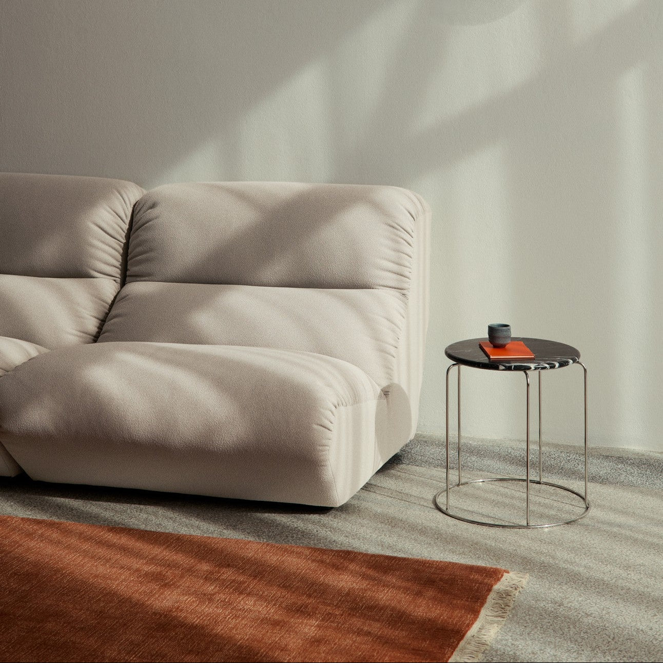 Sidebord Wire Stool VP11 fra &tradition med svart marmorplate