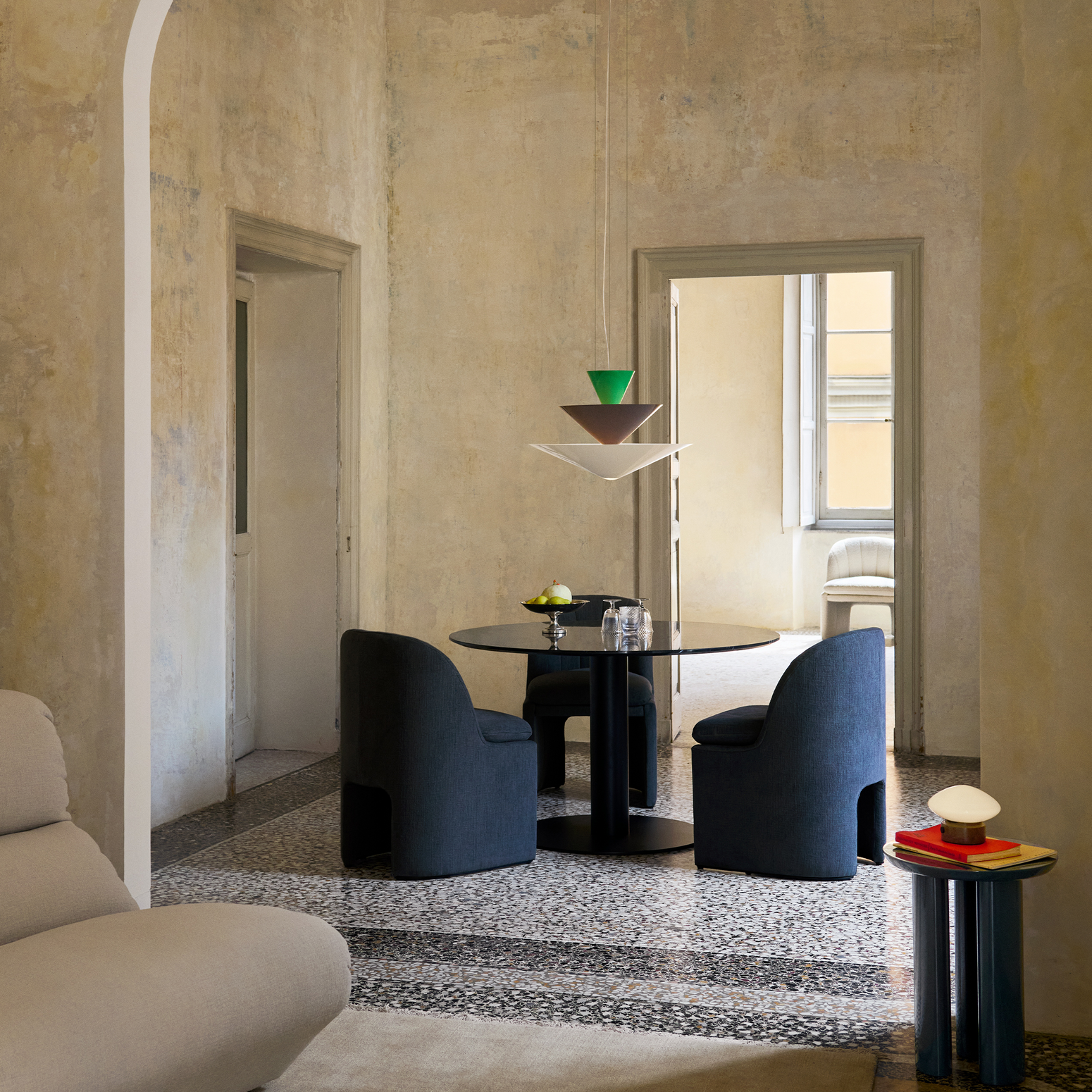 Loafer SC106 Side Chair, som er en smalere variant enn Loafer Dining Chair SC24, passer perfekt ved et spisebord, et skrivebord eller hvis du trenger noen ekstra sitteplasser i en gang, på et kjøkken eller foran panoramavinduet i stuen din.
