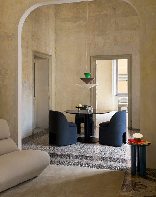 Loafer SC106 Side Chair, som er en smalere variant enn Loafer Dining Chair SC24, passer perfekt ved et spisebord, et skrivebord eller hvis du trenger noen ekstra sitteplasser i en gang, på et kjøkken eller foran panoramavinduet i stuen din.