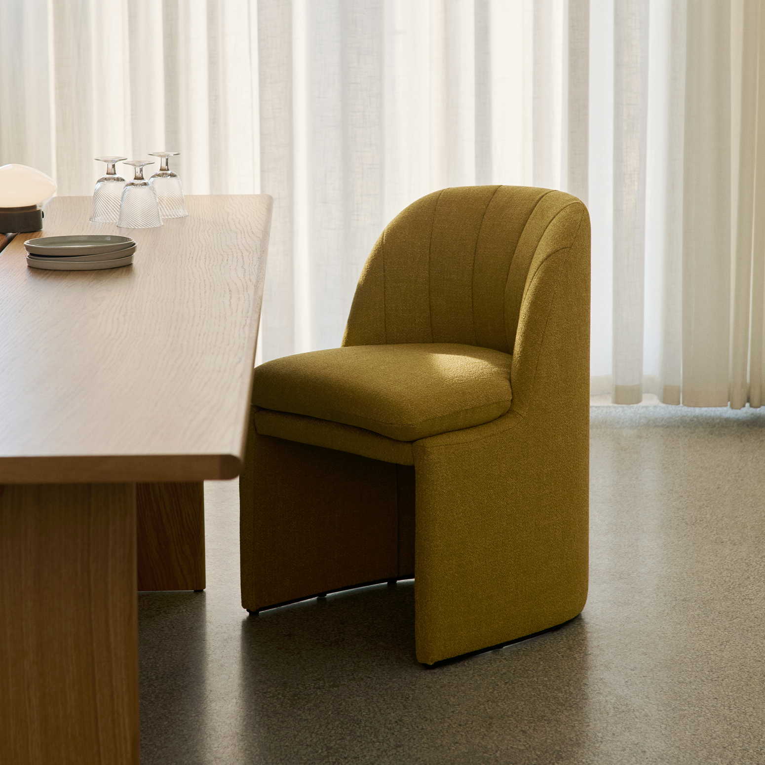 Spisestol Loafer SC106 Side Chair i fargen sennepsgul (Ecriture 0470) fra &tradition.