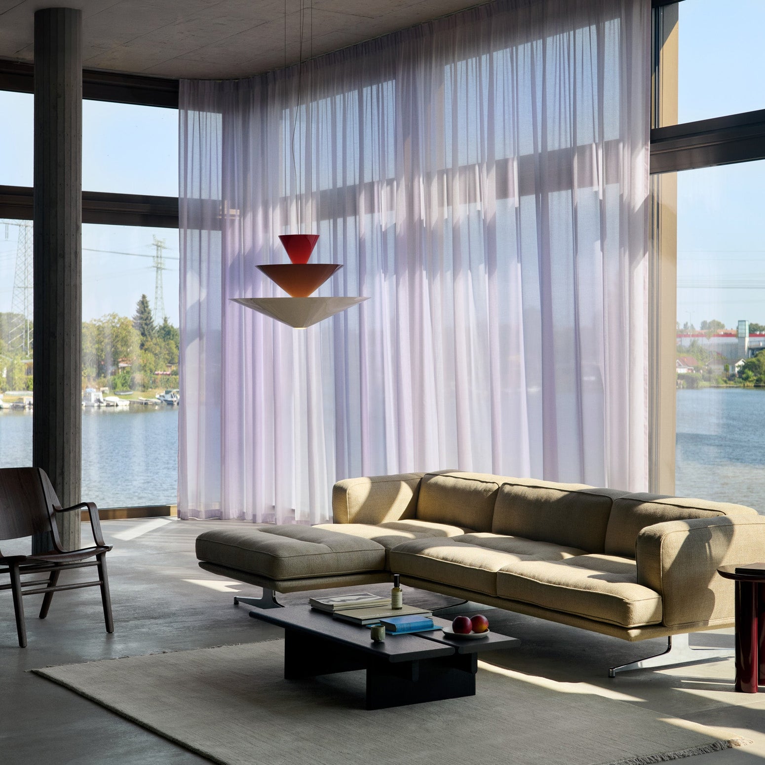 Gio LN14 og LN15 fra &tradition henter inspirasjon fra Gio Pontis ikoniske murano-lysekroner, og resultatet er en lampe med en geometrisk og vakker silhuett. 