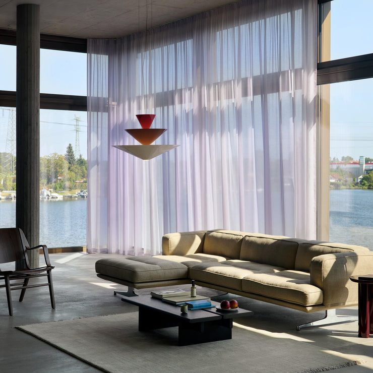 Gio LN14 og LN15 fra &tradition henter inspirasjon fra Gio Pontis ikoniske murano-lysekroner, og resultatet er en lampe med en geometrisk og vakker silhuett. 