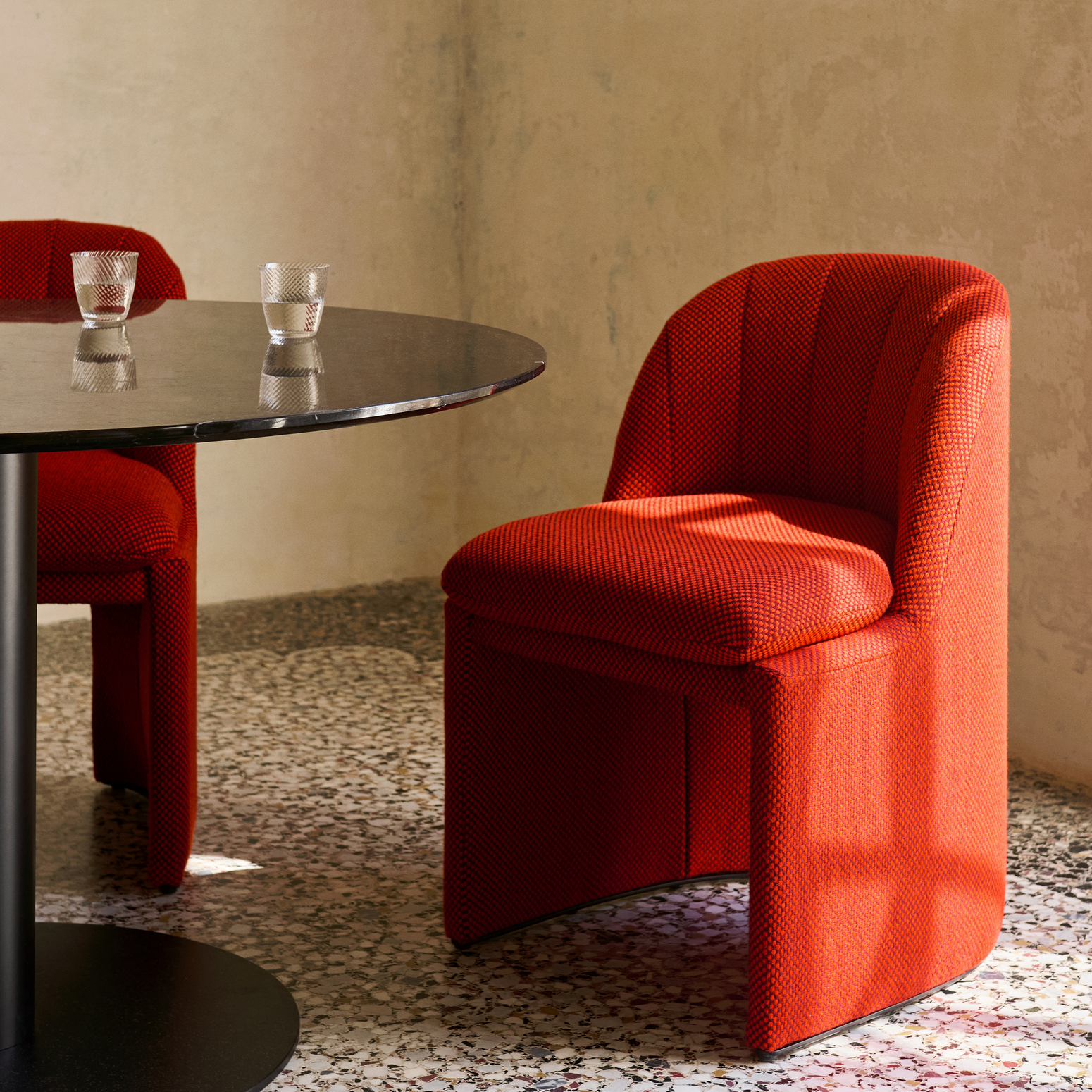 Spisestol Loafer SC106 Side Chair i fargen rød (Sisu 0655) fra &tradition.