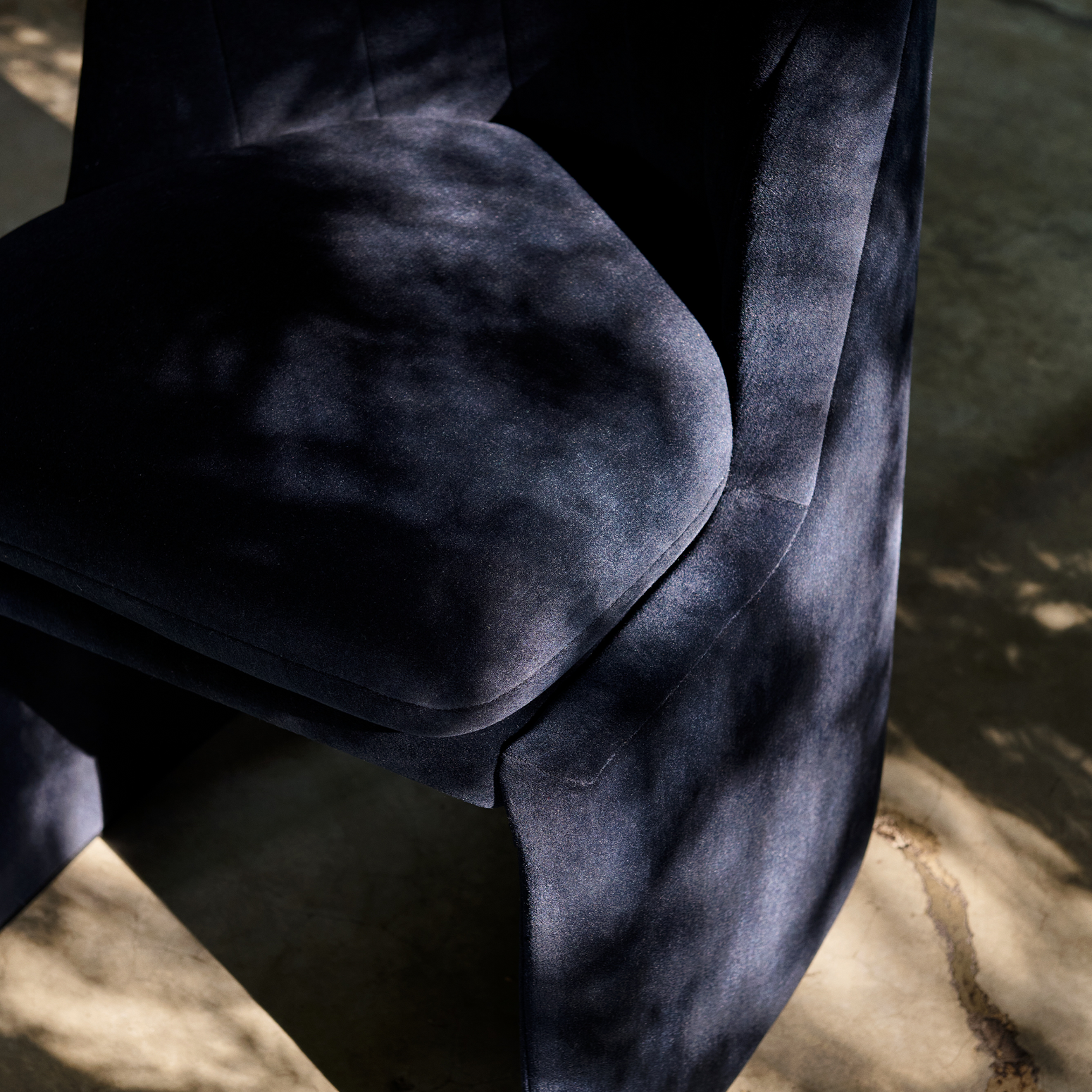 Lenestol Loafer SC107 Club Chair i fargen mørkeblå (Gentle 0193) fra &tradition.