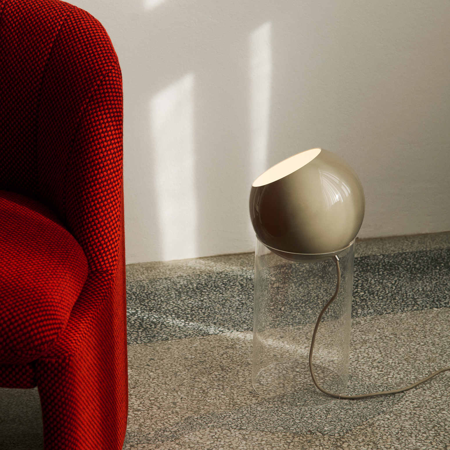 Bord- og gulvlampe Topan VP13 i fargen Grey Beige fra &tradition.
