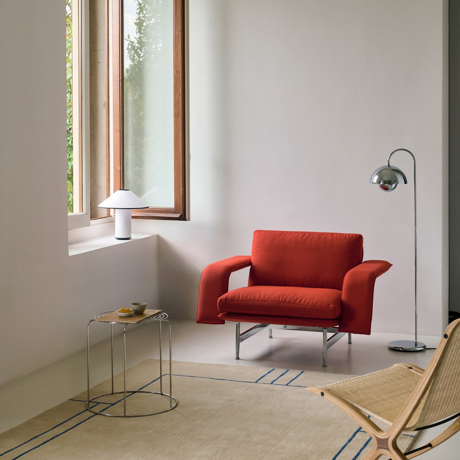 Oslo-baserte Anderssen &amp; Voll har designet den kule lenestolen Meantime AV29 for &amp;tradition og beskriver inspirasjonen bak lenestolen som «møbler som er funnet i de liminale rommene, hvor man venter på at noe godt skal skje» — derav navnet Meantime.