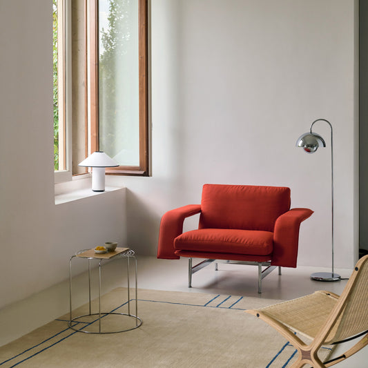 Oslo-baserte Anderssen &amp; Voll har designet den kule lenestolen Meantime AV29 for &amp;tradition og beskriver inspirasjonen bak lenestolen som «møbler som er funnet i de liminale rommene, hvor man venter på at noe godt skal skje» — derav navnet Meantime.