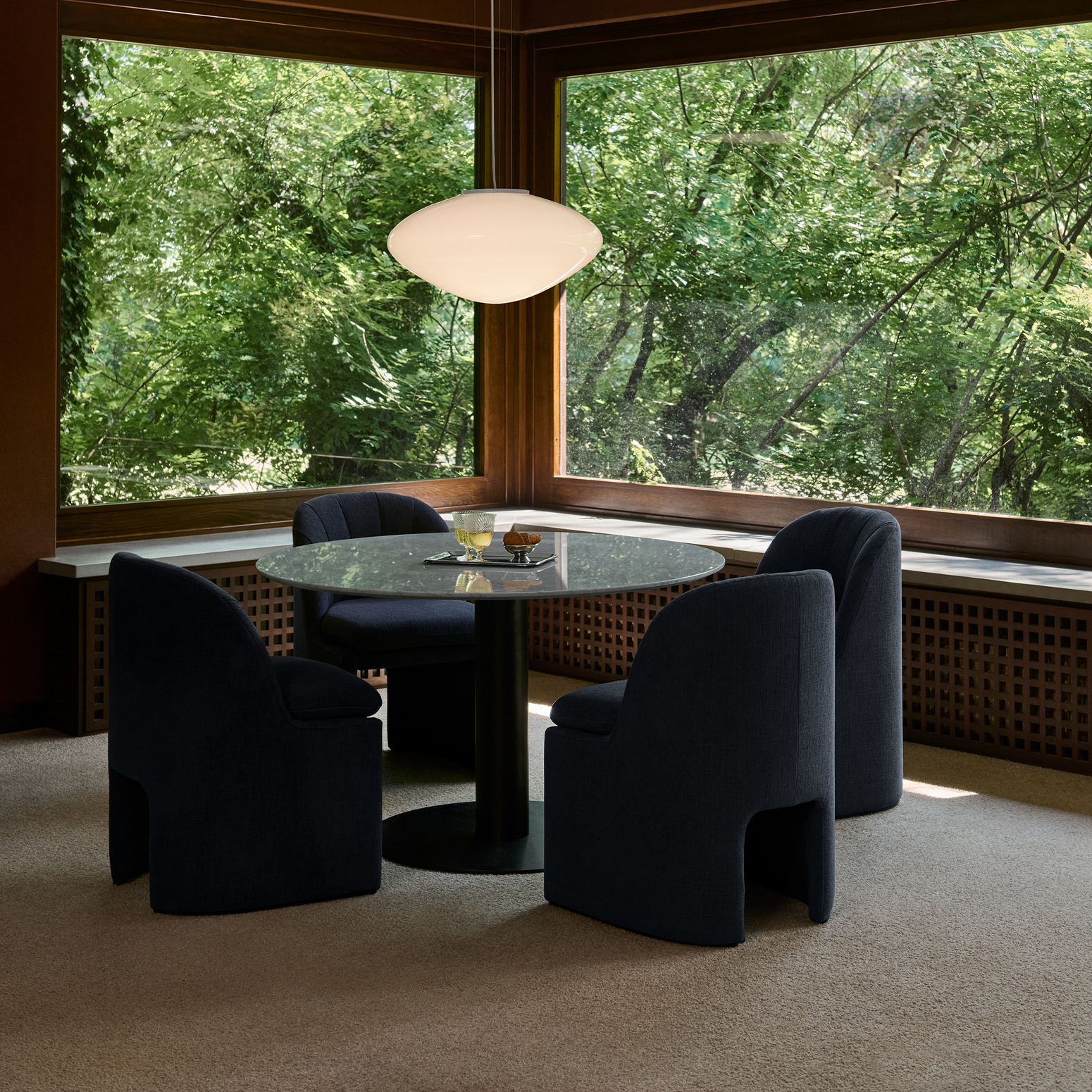 Spisestol Loafer SC106 Side Chair i fargen mørkeblå (Gentle 0193) fra &tradition.