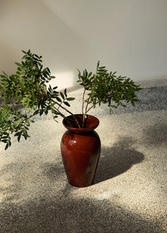 Vasen Momento fra &tradition har en vakker frodig form og en nydelig blank rødbrun farge.