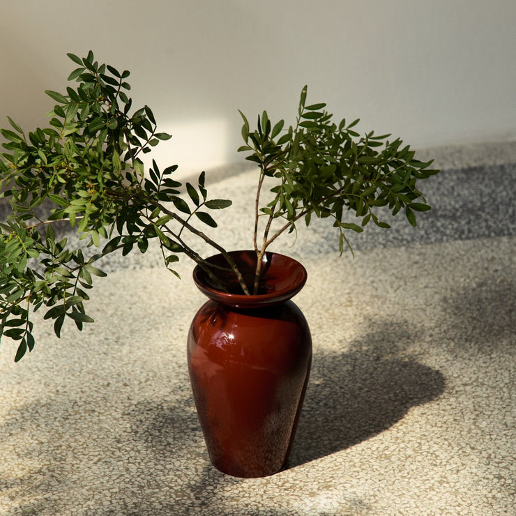 Vasen Momento fra &tradition har en vakker frodig form og en nydelig blank rødbrun farge.