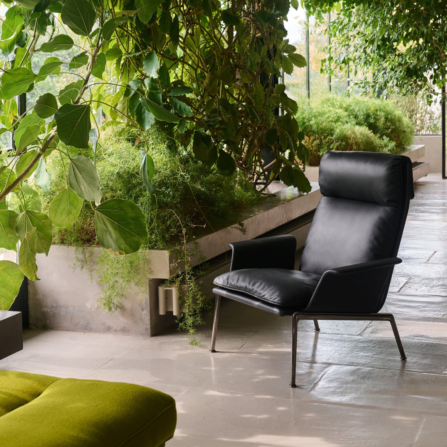 Lenestol Muno LN17 fra &tradition med ben i krom/ Dark Chrome og skinntekstil Noble.