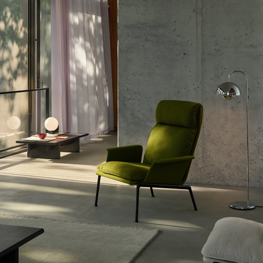 Lenestolen Muno LN17 fra &amp;tradition, designet av den italienske designeren Luca Nichetto, kjennes inviterende og varm i uttrykket og er akkurat passe elegant og skulpturell, synes vi. Den generøse stolryggen med de slanke armlenene sørger for en optimal sittekomfort.