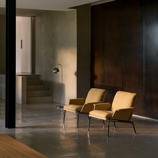 Lenestolen Muno LN19 fra &tradition, designet av den italienske designeren Luca Nichetto, kjennes inviterende og varm i uttrykket og er akkurat passe elegant og skulpturell, synes vi. 