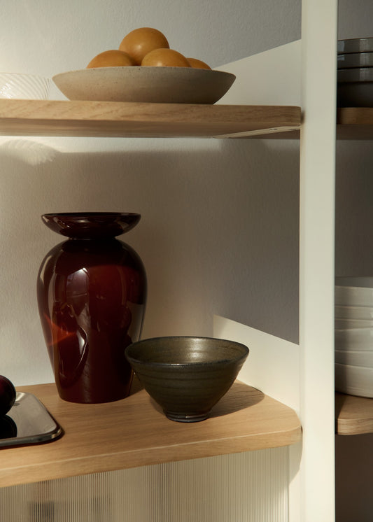 Dette er en vasefavoritt vi gjerne har stående fremme – både med og uten blomster i! Vasen er designet av Jaime Hayon.