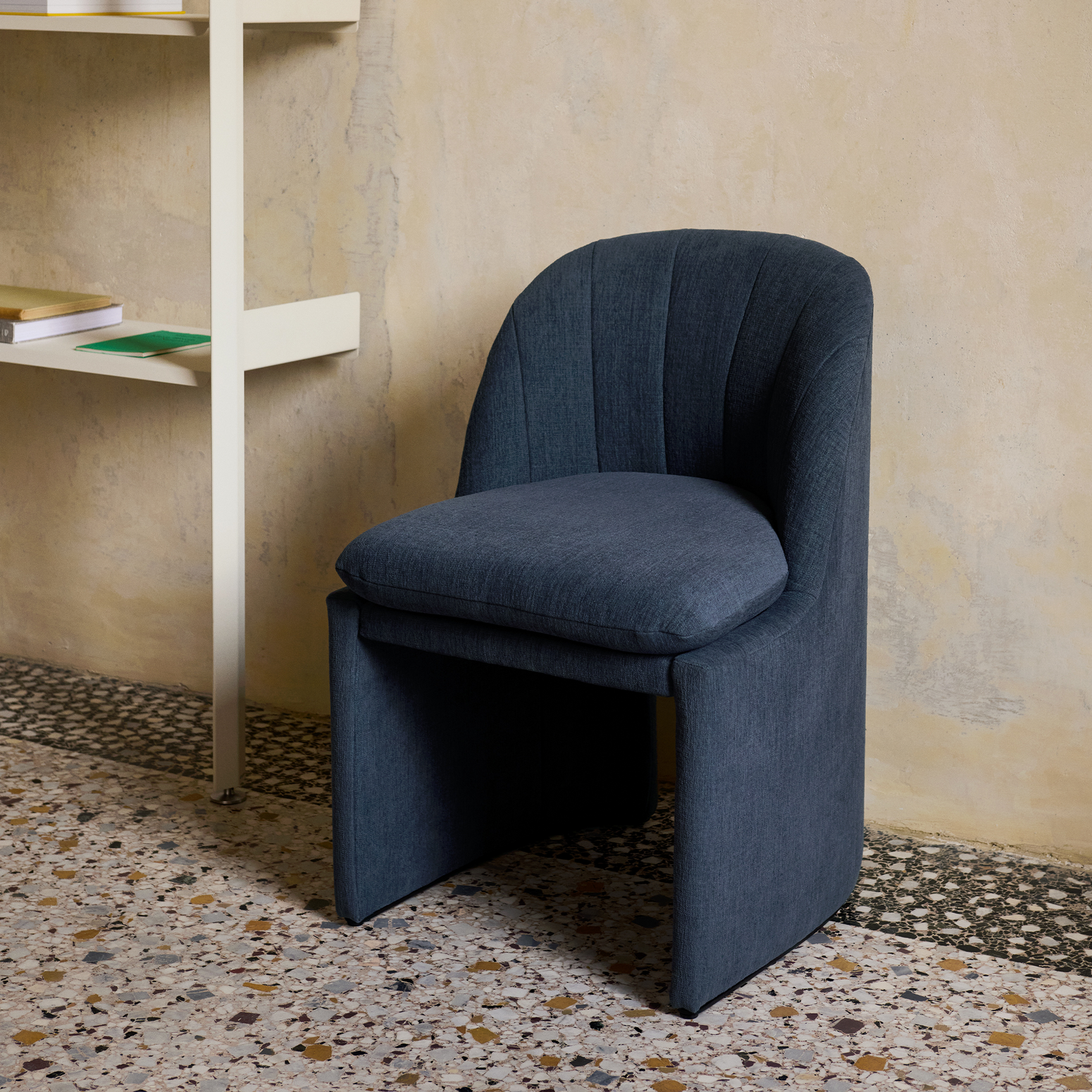Spisestol Loafer SC106 Side Chair i fargen mørkeblå (Gentle 0193) fra &tradition.