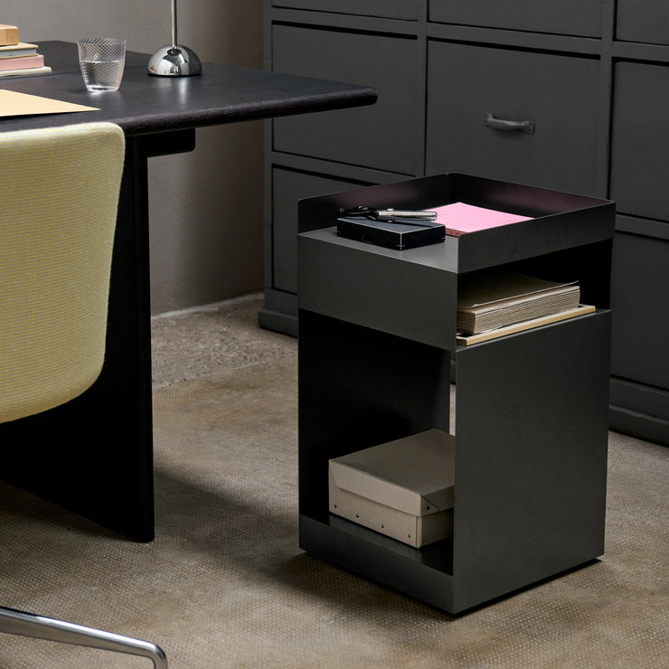 Sidebord Rotate SC73 fra &tradition i fargen Stone Grey