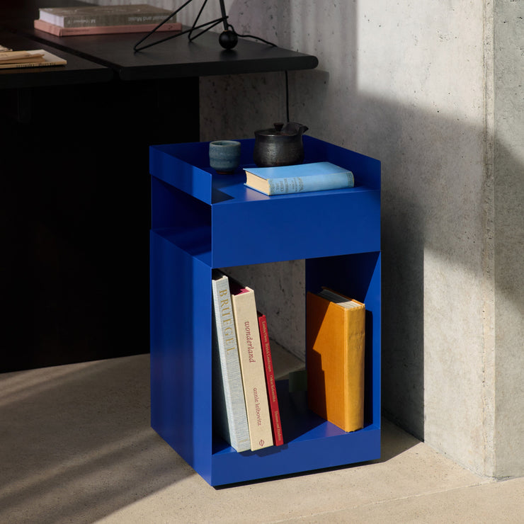 Sidebord Rotate SC73 fra &tradition i fargen Cobalt Blue
