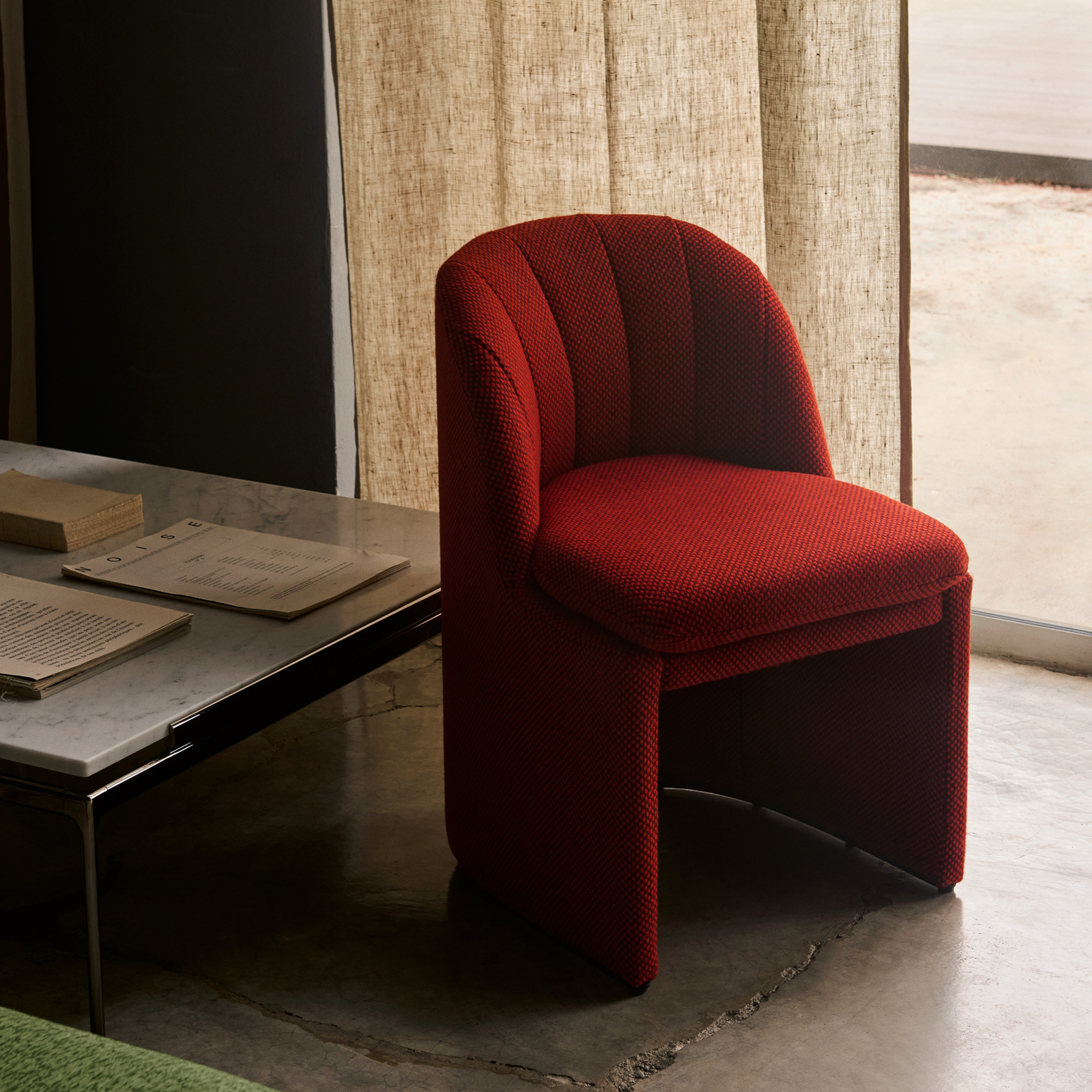 Spisestol Loafer SC106 Side Chair i fargen rød (Sisu 0655) fra &tradition.