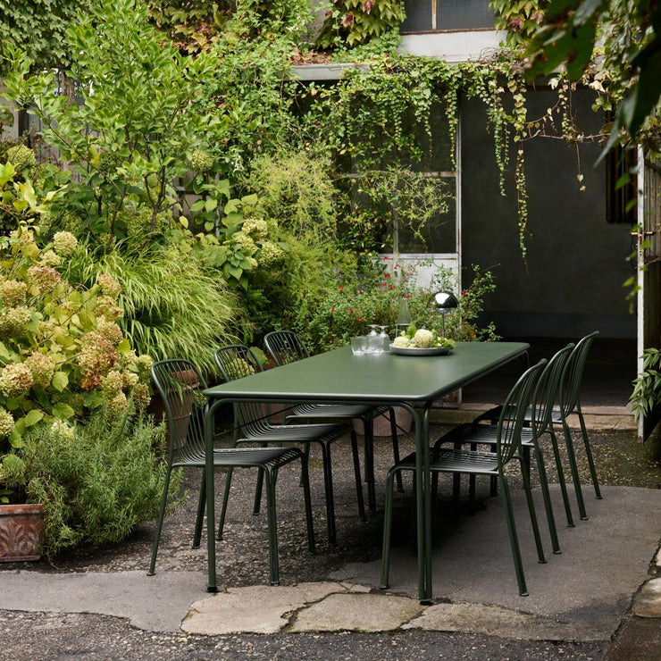 Disse nette og lette utemøblene vil vi møblere uterommet med fremover! Den superfine utemøbelserien Thorvald, designet av Space Copenhagen for &tradition består av spisebord, spisestoler med og uten armlene, to typer mindre kafébord, loungestoler samt en krakk som også kan brukes som et sidebord. Her ser du spisebordet Thorvald SC99 i den fine grønnfargen Bronze Green. 