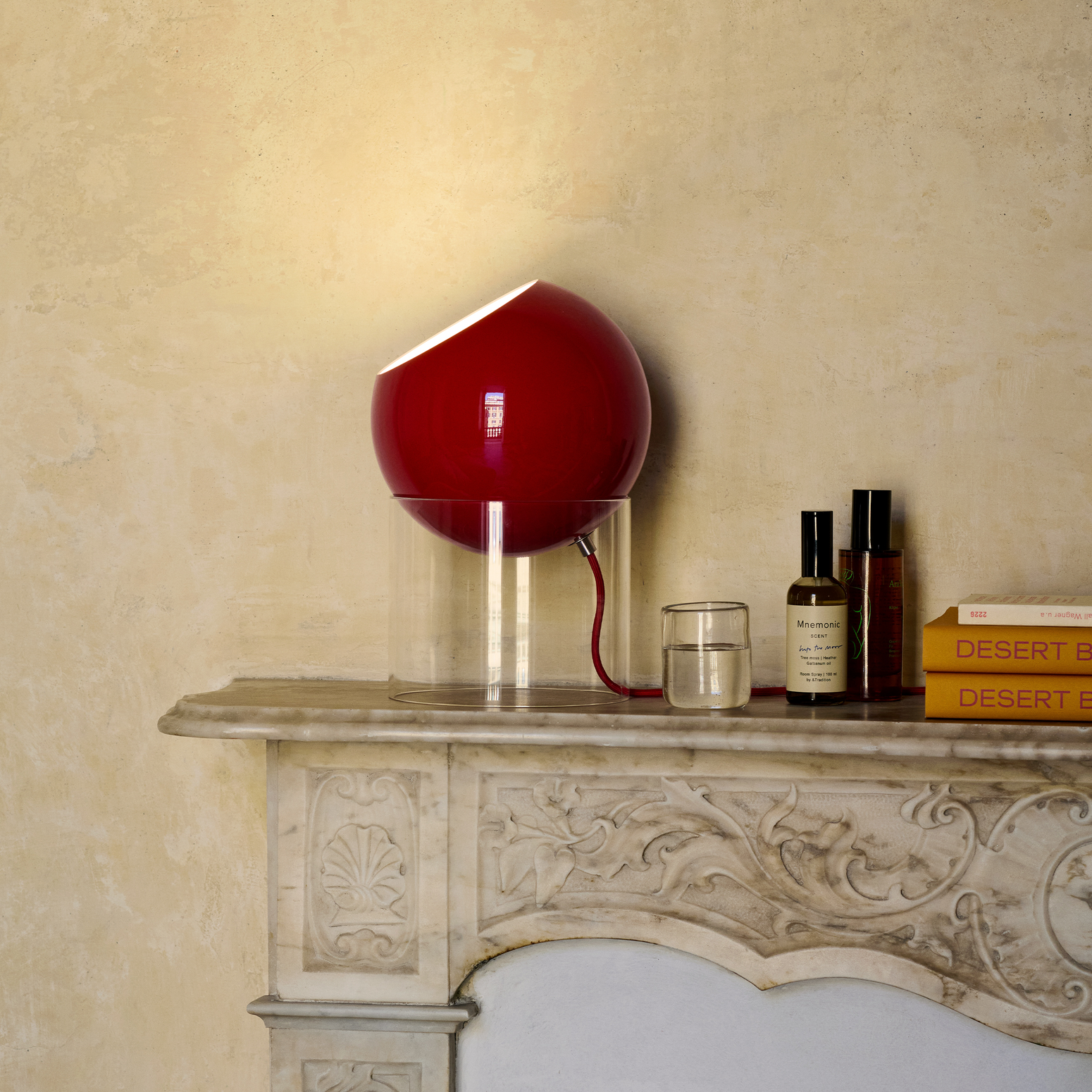 Bord- og gulvlampe Topan VP13 i fargen rød (Vermilion Red) fra &tradition.