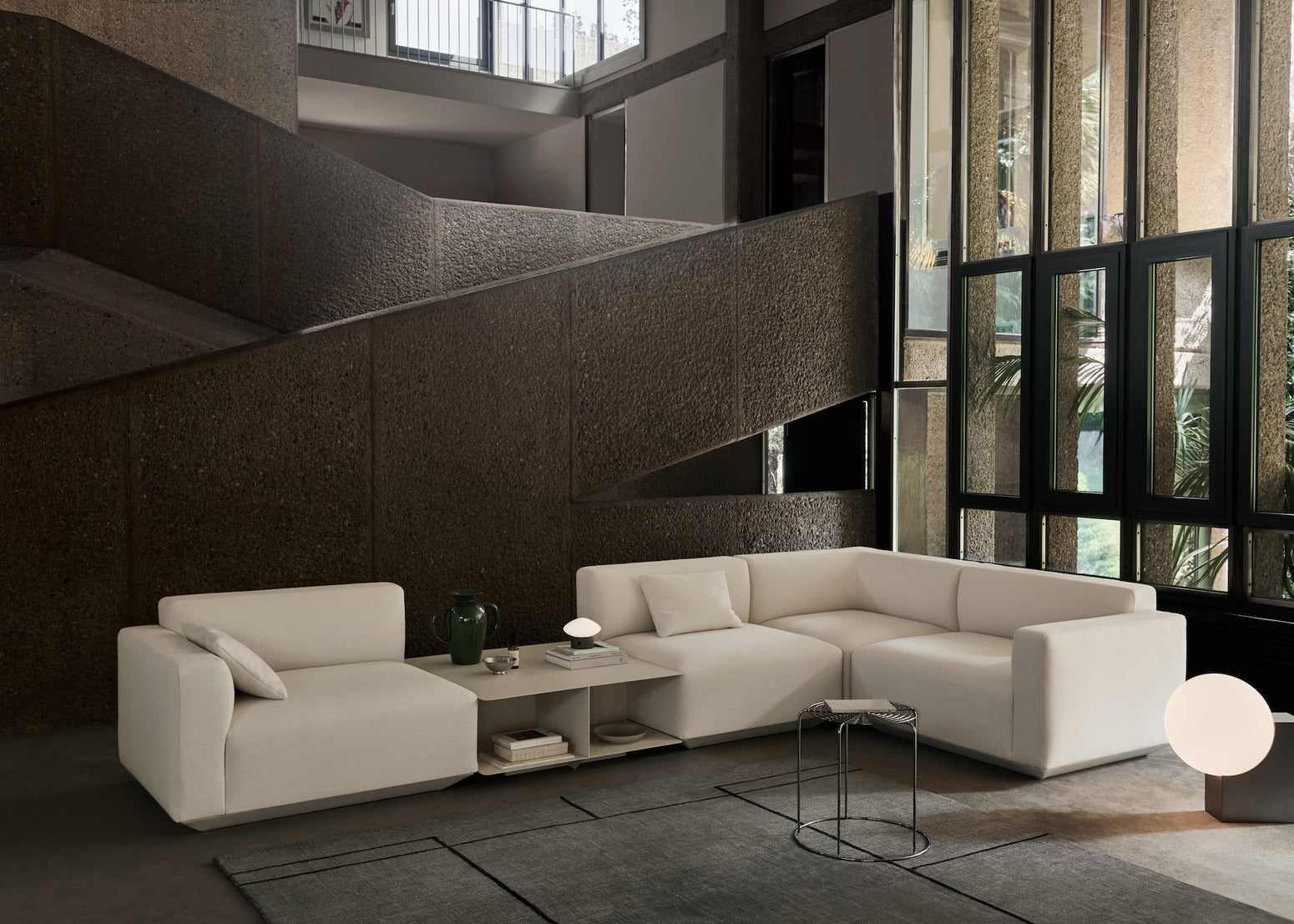 Kvadratisk sofabord Develius EV3fra &tradition, størrelse 89x89 cm i fargen Ivory, satt mellom sofamoduler i Develius-serien