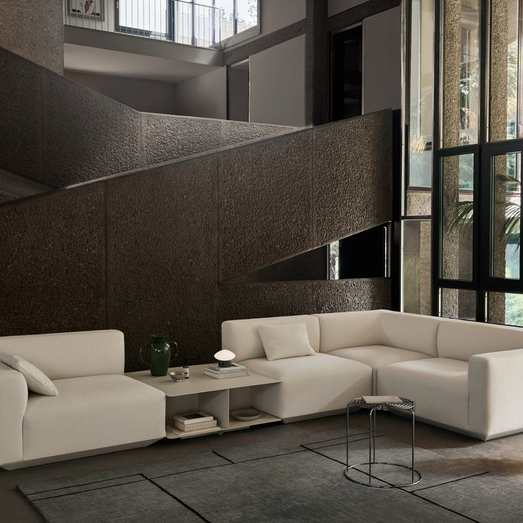 Kvadratisk sofabord Develius EV3fra &tradition, størrelse 89x89 cm i fargen Ivory, satt mellom sofamoduler i Develius-serien