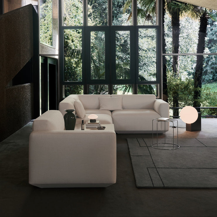 Kvadratisk sofabord Develius EV3fra &tradition, størrelse 89x89 cm i fargen Ivory, satt mellom sofamoduler i Develius-serien