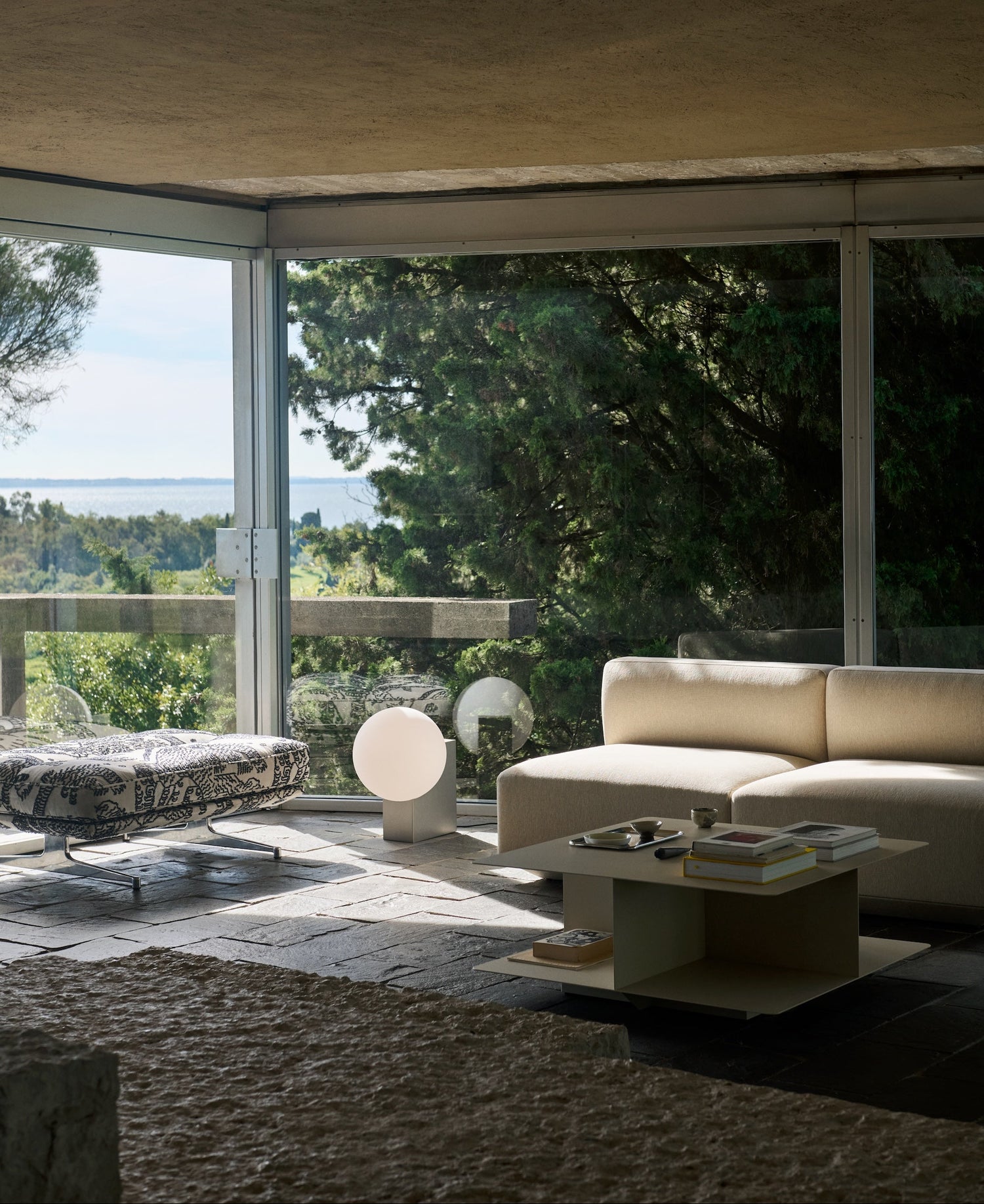 Kvadratisk sofabord Develius EV3fra &tradition, størrelse 89x89 cm i fargen Ivory