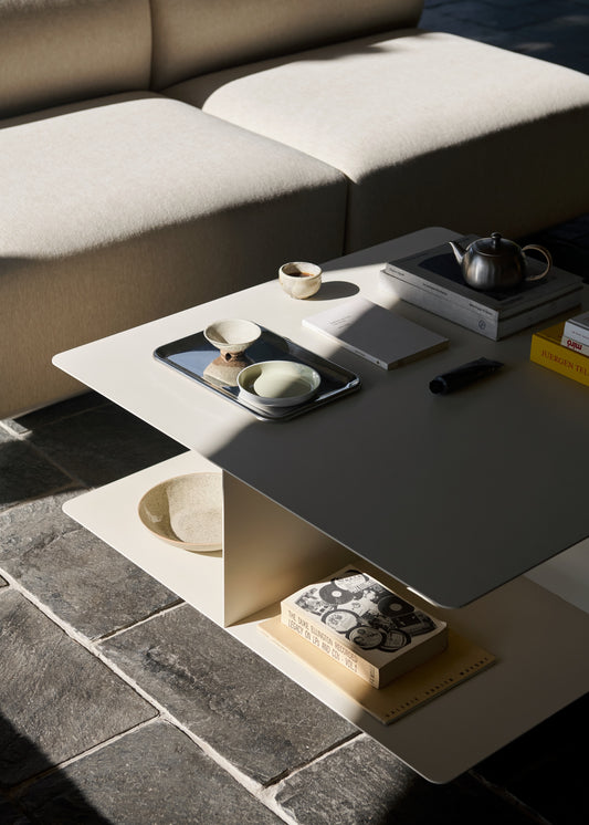 Sofabordet Develius EV3 fra &tradition har en tydelig konstruksjon som gir rom for noe oppbevaring – og som gjør det ekstra gøy å style! Sofabordet er laget i stål og kommer i to pulverlakkerte varianter: Velg mellom fargen Ivory og Stone Grey.
