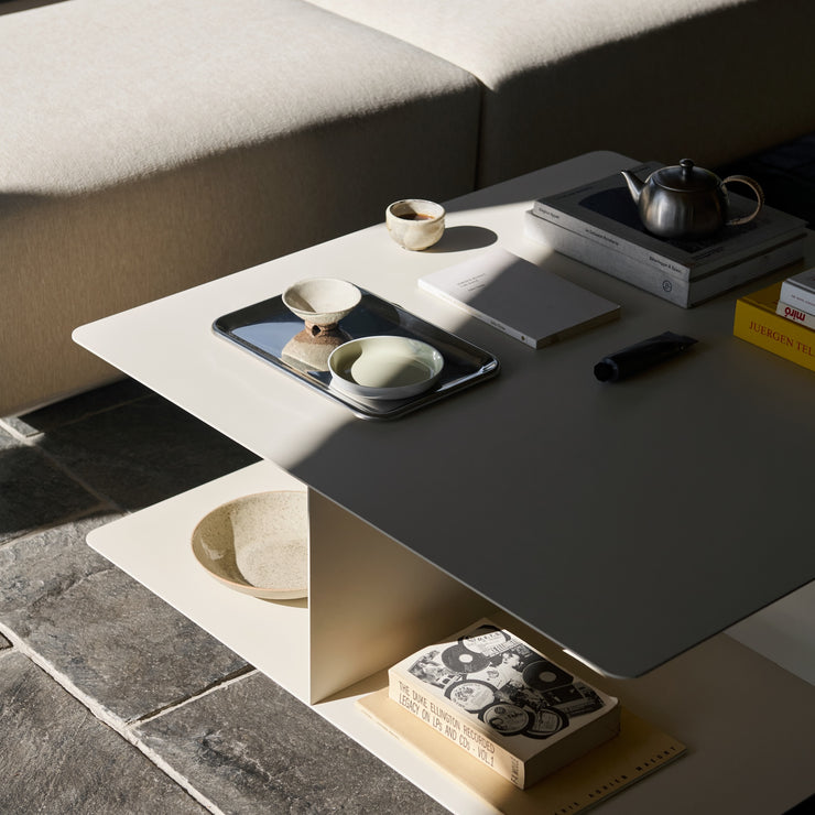 Sofabordet Develius EV3 fra &tradition har en tydelig konstruksjon som gir rom for noe oppbevaring – og som gjør det ekstra gøy å style! Sofabordet er laget i stål og kommer i to pulverlakkerte varianter: Velg mellom fargen Ivory og Stone Grey.