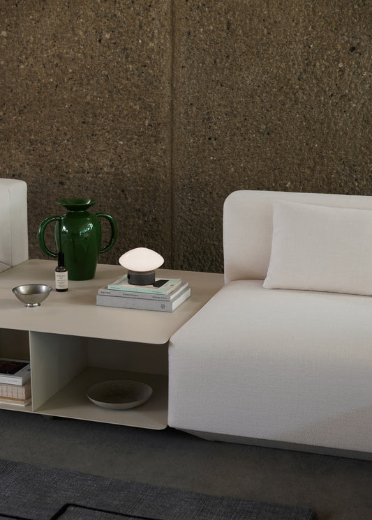 Det kvadratiske sofabordet Develius EV3 i størrelse 89x89 cm bærer samme navn som to populære loungesofaer fra &amp;tradition – og er ment som&nbsp;et arkitektonisk og fleksibelt tillegg som passer perfekt mellom de ulike sofamodulene i Develius-serien. Bordet gir rom for å skape litt ekstra spennende sofasoner, inspirert av 1970-tallets 'Conversation Pit'-vibber. Gøy!