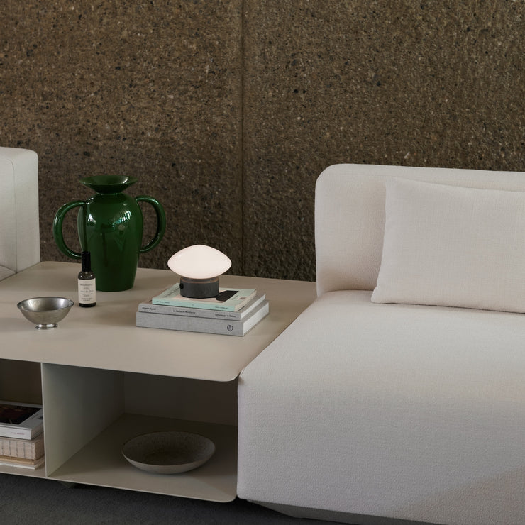 Det kvadratiske sofabordet Develius EV3 i størrelse 89x89 cm bærer samme navn som to populære loungesofaer fra &amp;tradition – og er ment som&nbsp;et arkitektonisk og fleksibelt tillegg som passer perfekt mellom de ulike sofamodulene i Develius-serien. Bordet gir rom for å skape litt ekstra spennende sofasoner, inspirert av 1970-tallets 'Conversation Pit'-vibber. Gøy!