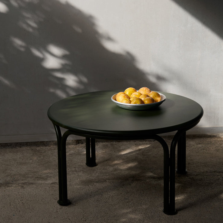 De runde loungebordene i serien, Thorvald SC108 og Thorvald SC109, er den perfekte følgesvenn til loungestolene og loungesofaene i samme serie. Velg mellom tre farger og størrelsene Ø70 cm og Ø115 cm. Begge varianter er 37 cm høye.