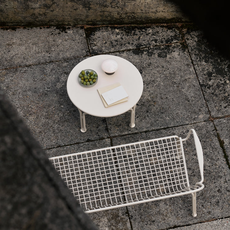 Hvitt loungebord til uteplassen, Thorvald SC108 fra &tradition, størrelse Ø70 cm