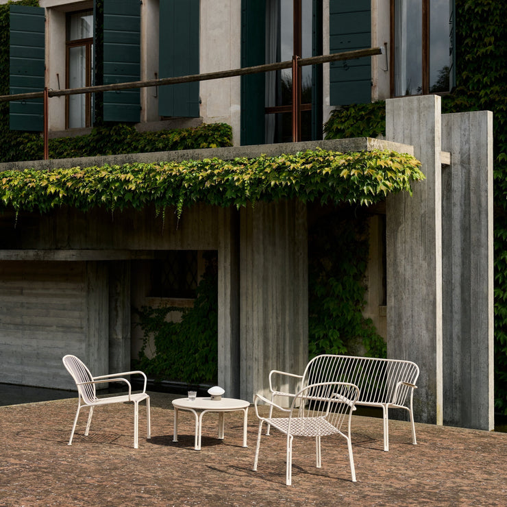 Hvit loungesofa til uteplassen, Thorvald SC110 fra &tradition, med loungebord og stoler i samme serie